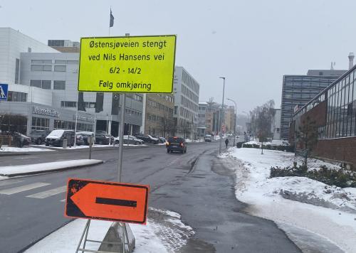 Skilt: "Østensjøveien stengt ved Nils Hansens vei 6/2 - 14/2. Følg omkjøring."