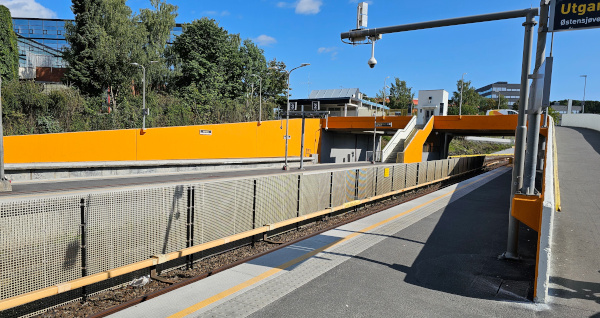 Brynseng T-bane malt i oransje og hvitt