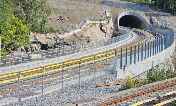 Ny bru over Østensjøveien, med dobbeltspor inn i ny tunnel